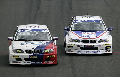 Romanov (r) in gevecht met Labazov tijdens de ADAC Procar seizoensfinale